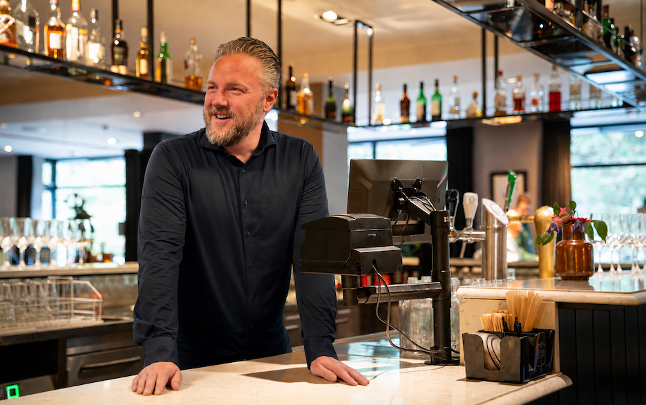Lachende barman