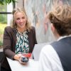 adviseur met handheld in gesprek