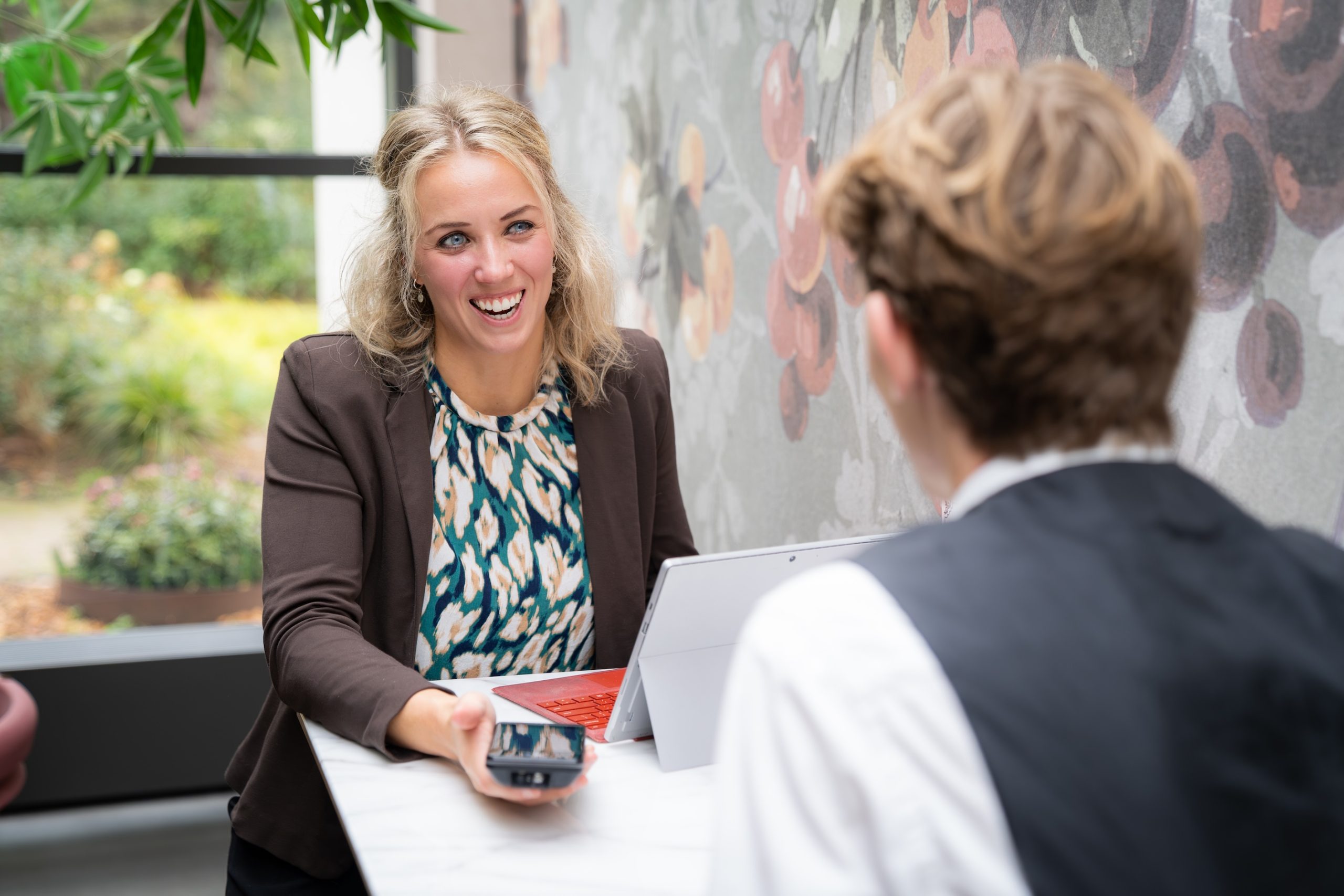 adviseur met handheld in gesprek