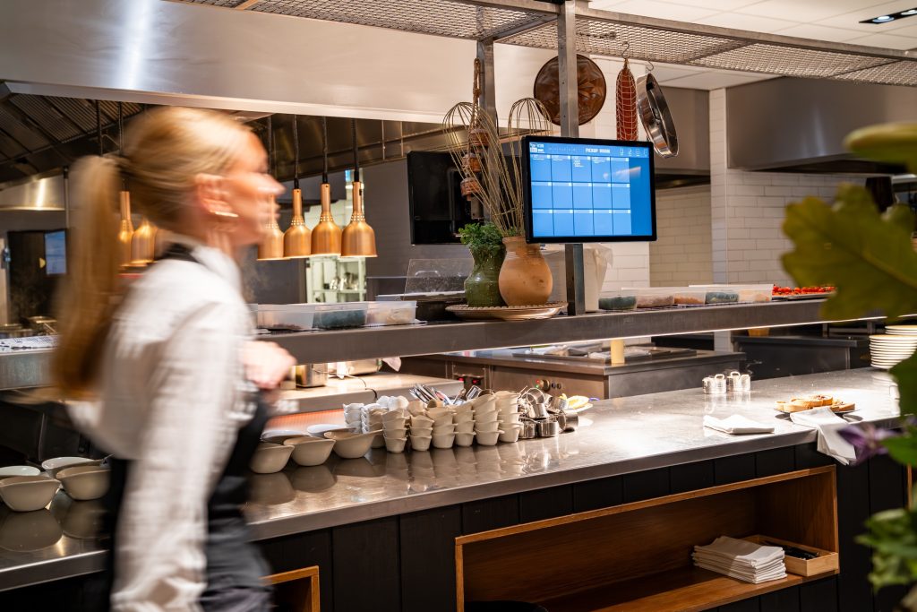 Bediening loopt door de keuken