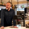 adviseur rob nooi achter bar