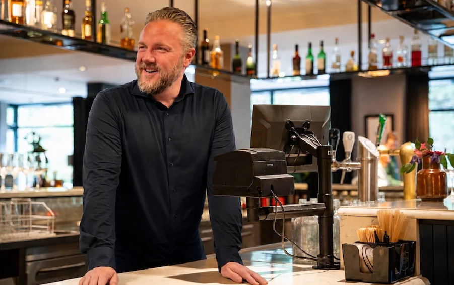 adviseur rob nooi achter bar
