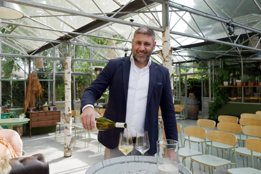 jeroen van den heuvel schenkt wijn in restaurant