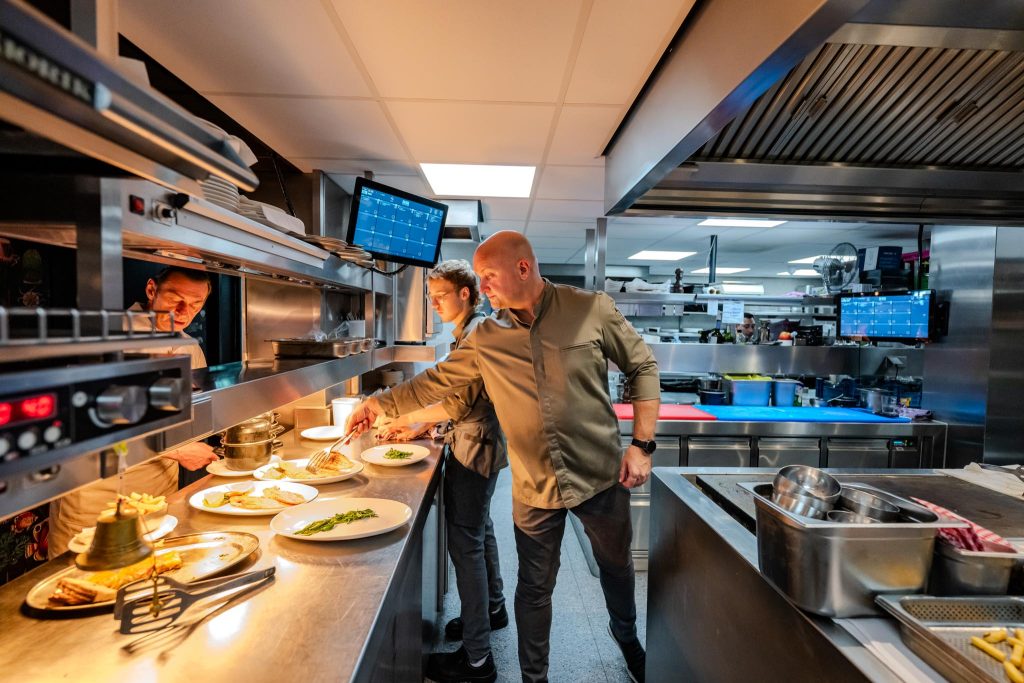 Chef en medewerkers in keuken van Kaat Mossel Rotterdam
